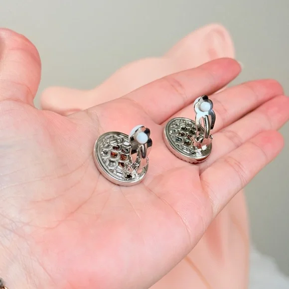 ⚜️ Elegant Gold and Brown Oval Clip-On Earrings - Picture 5 of 7